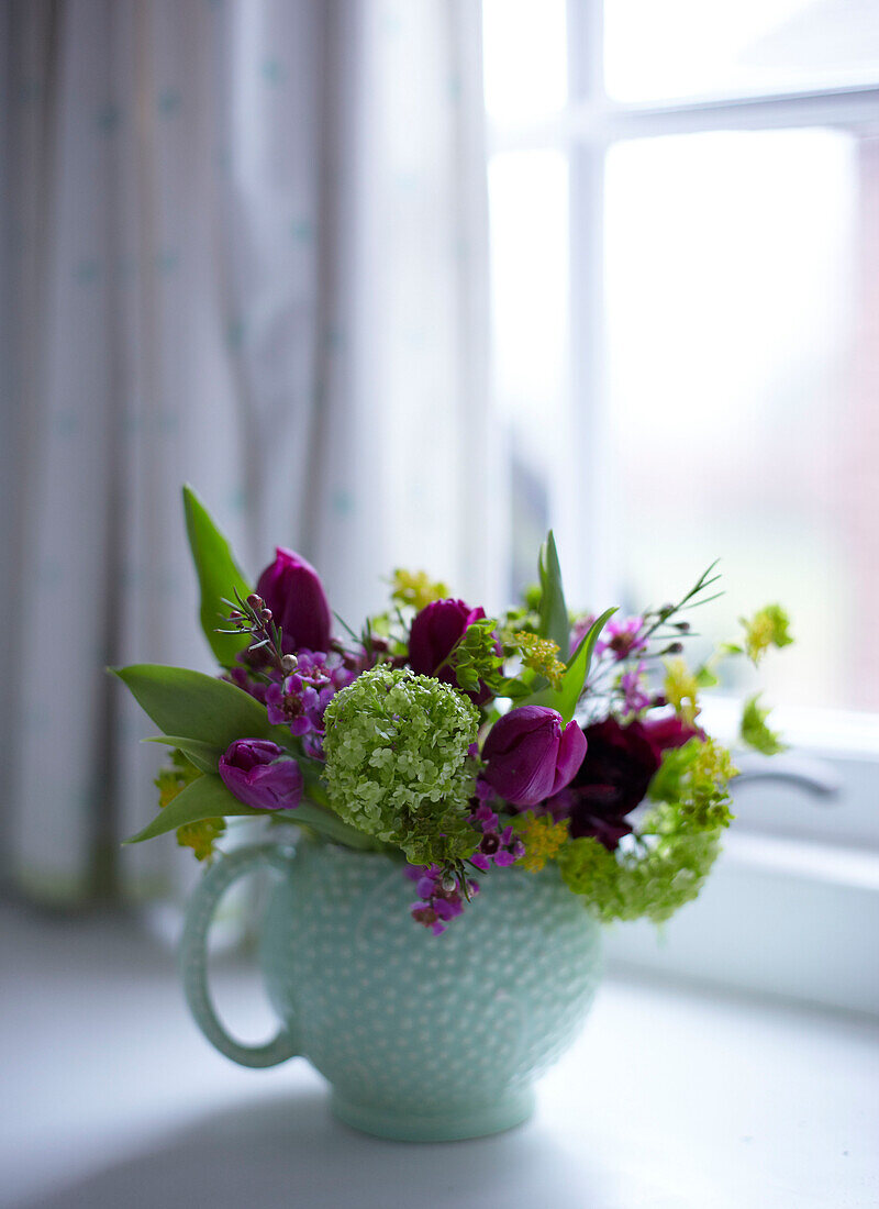 Vintage Blooms - Vase mit Schnittblumen auf einer Fensterbank