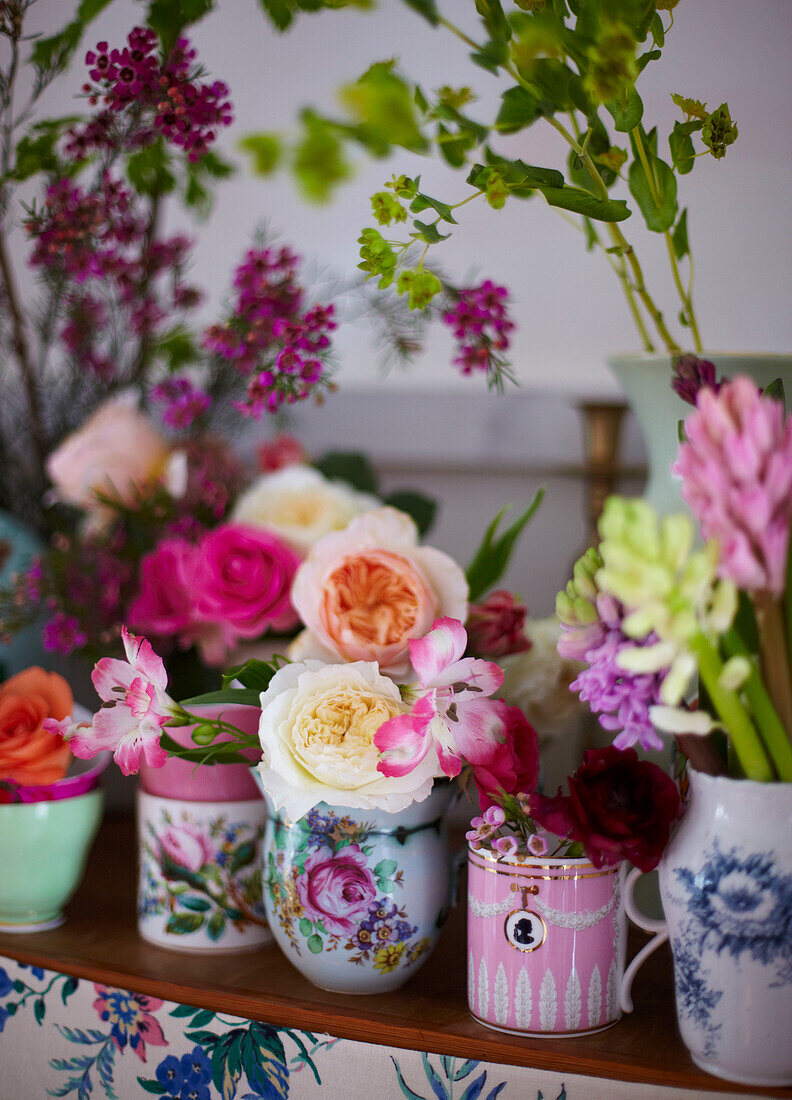 Vintage Blooms - sortiertes Porzellan gefüllt mit frischen Blumen
