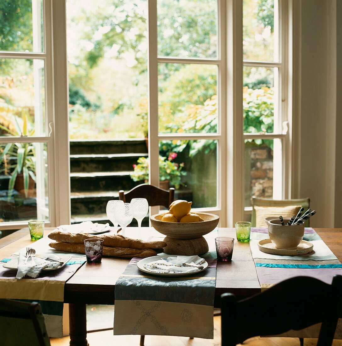 Gedeckter Tisch im Esszimmer der Küche und offene Terrassentüren
