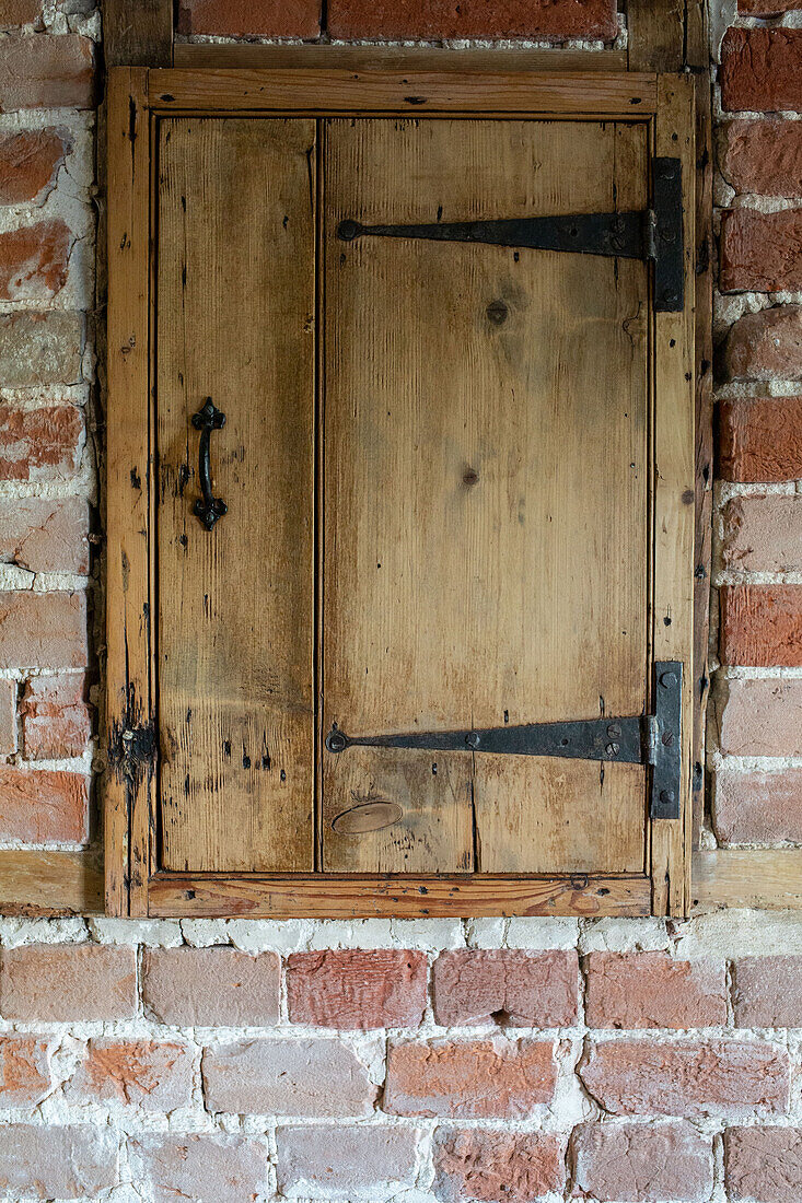 Detail von einer gestreiften Tür in einem historischen Cottage