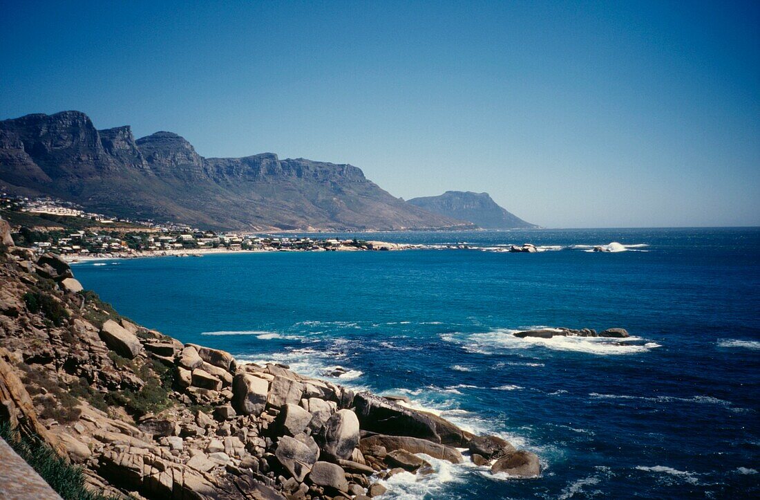 Coastal route from Cape Town to Cape Point with views of the mountains and Atlantic ocean
