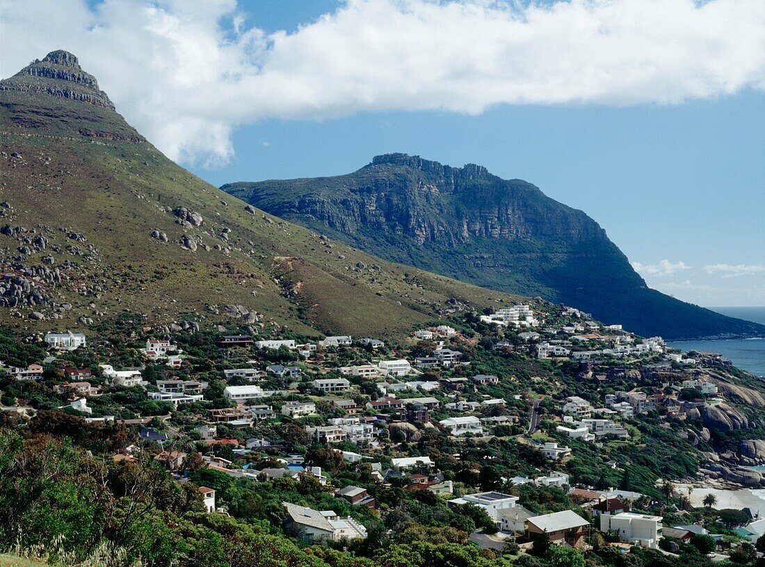 Häuser am Rande des Berges Lions Point in Kapstadt