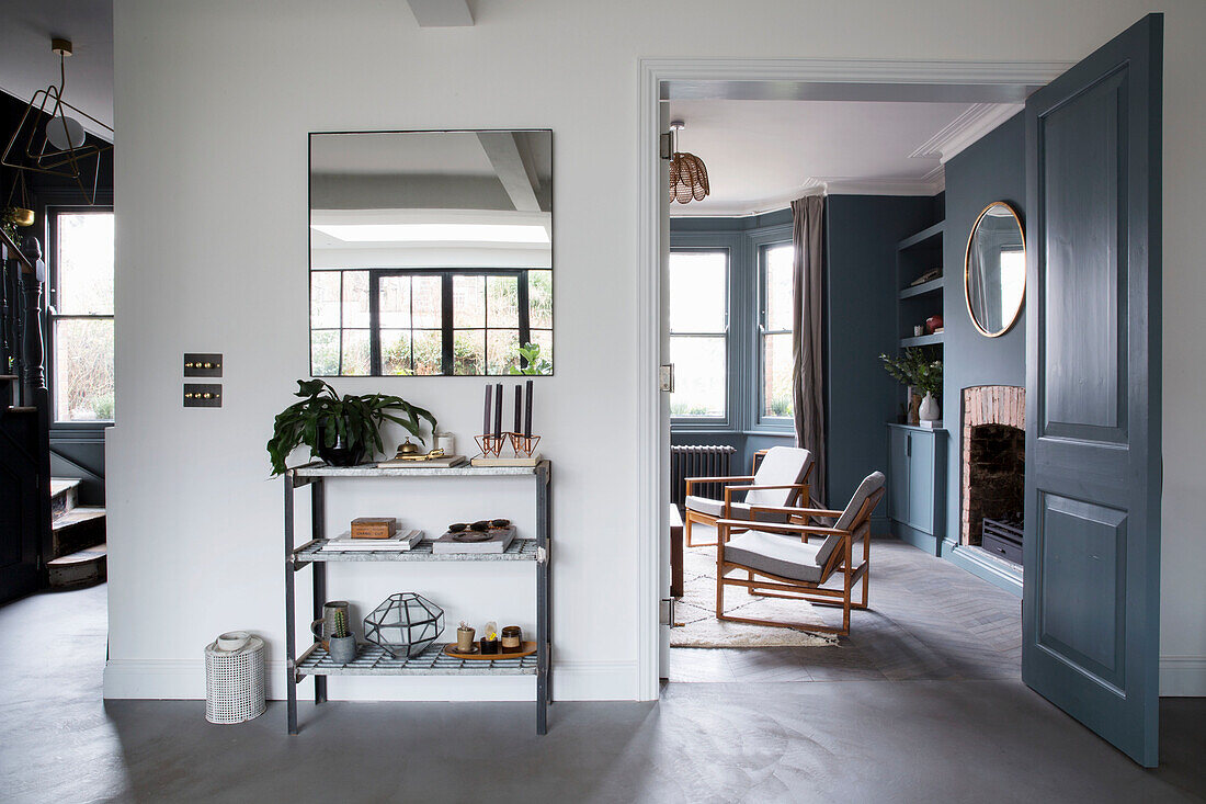 Modern gestaltetes Wohnzimmer in Grau- und Blautönen