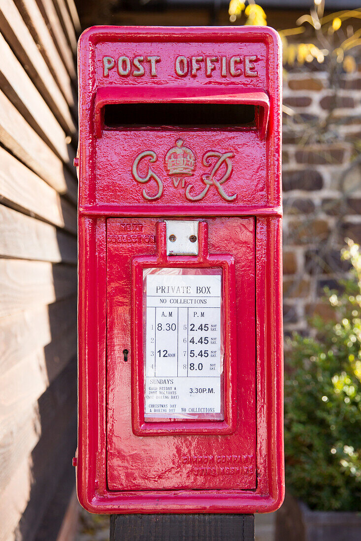 Roter, englischer Briefkasten mit Initialien
