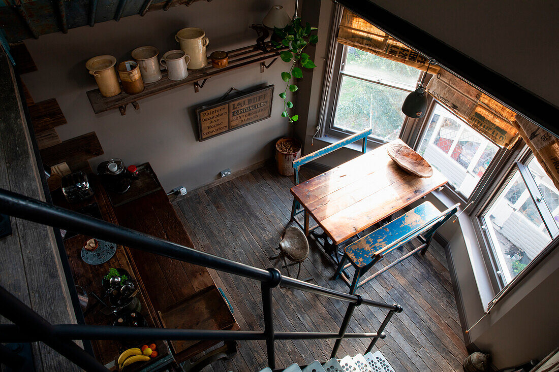 Blick von oben auf rustikale Küche mit Essbereich