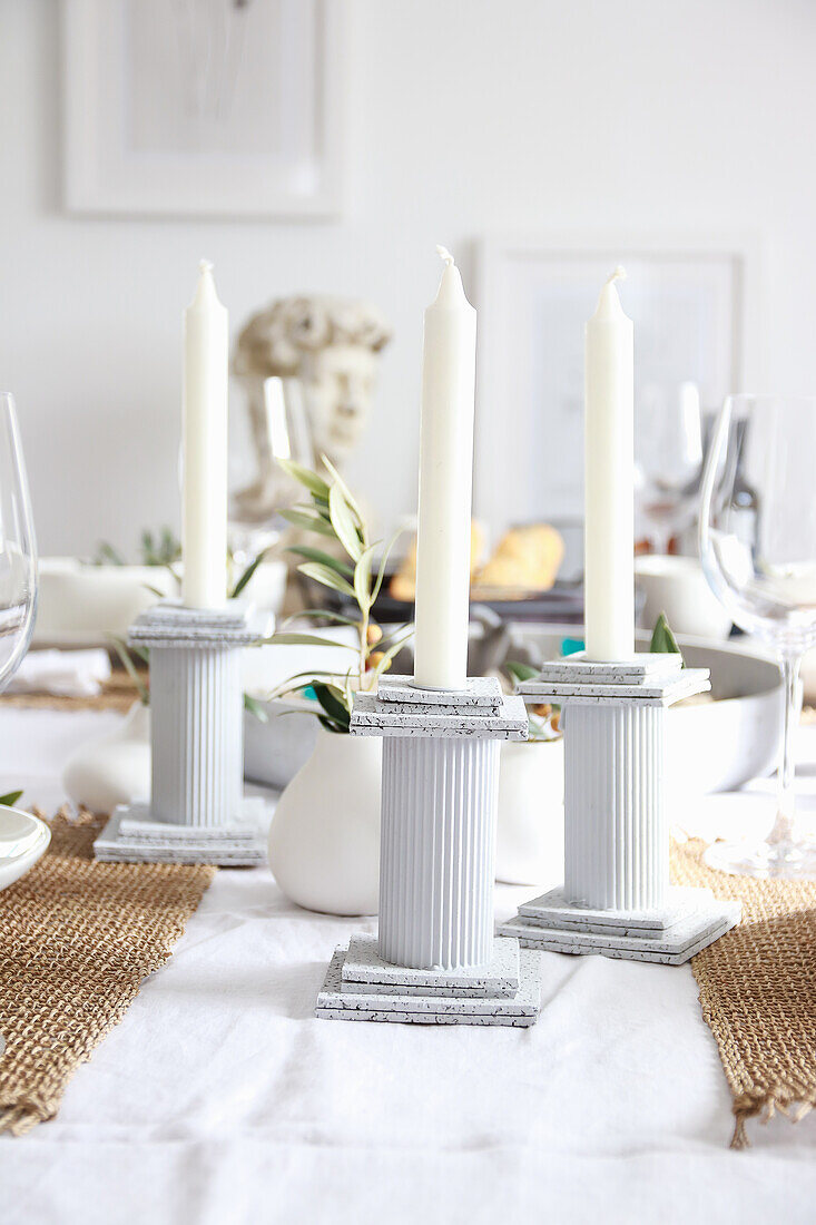 Sommertisch mit DIY-Kerzenhalter im griechischen Stil