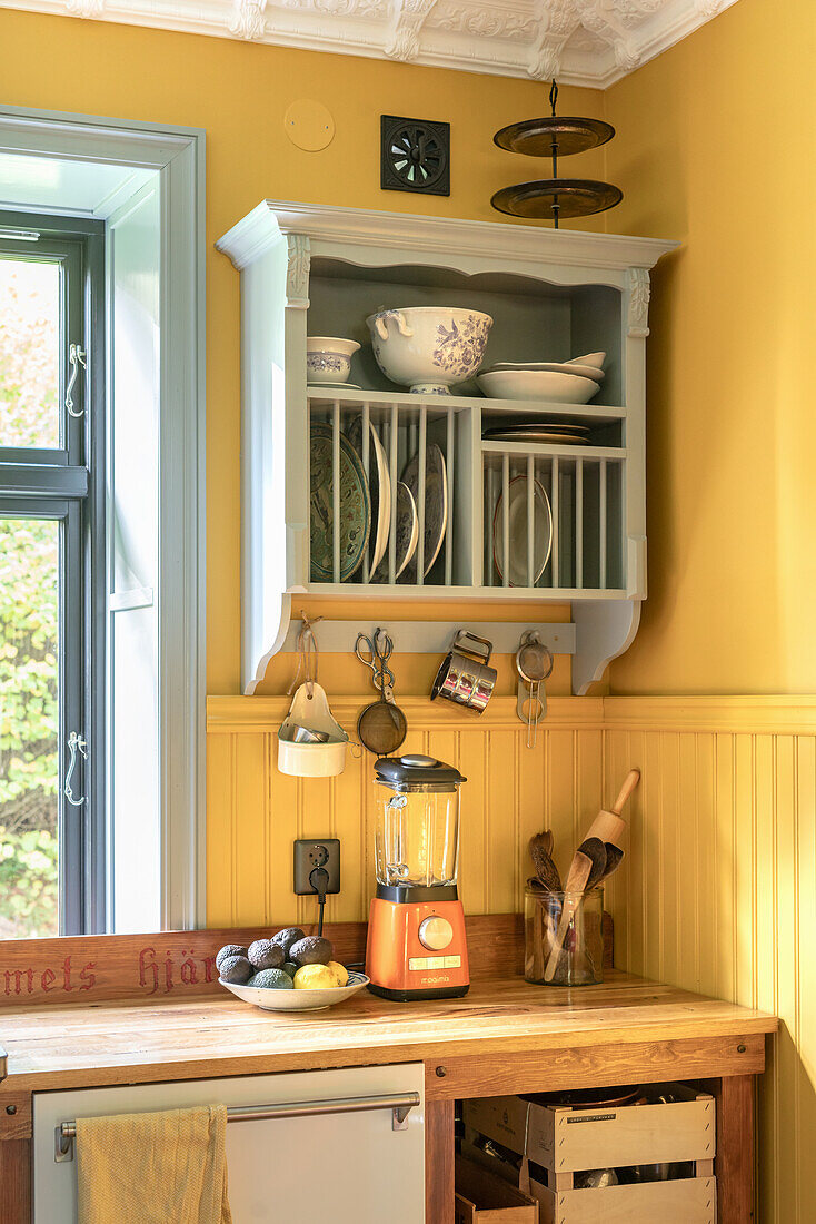 Küchenzeile im Landhausstil mit offenen Regalen und Retro-Mixer