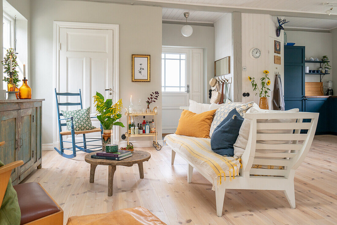 Living room with wooden furniture and colour accents in blue and yellow