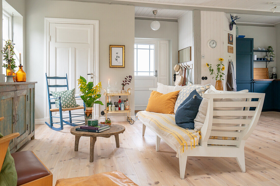 Wohnzimmer mit Holzmöbeln und Farbakzenten in Blau und Gelb