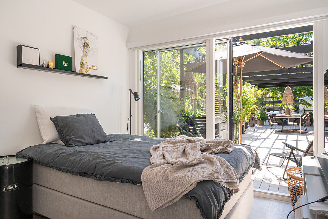 Bedroom with direct access to the terrace