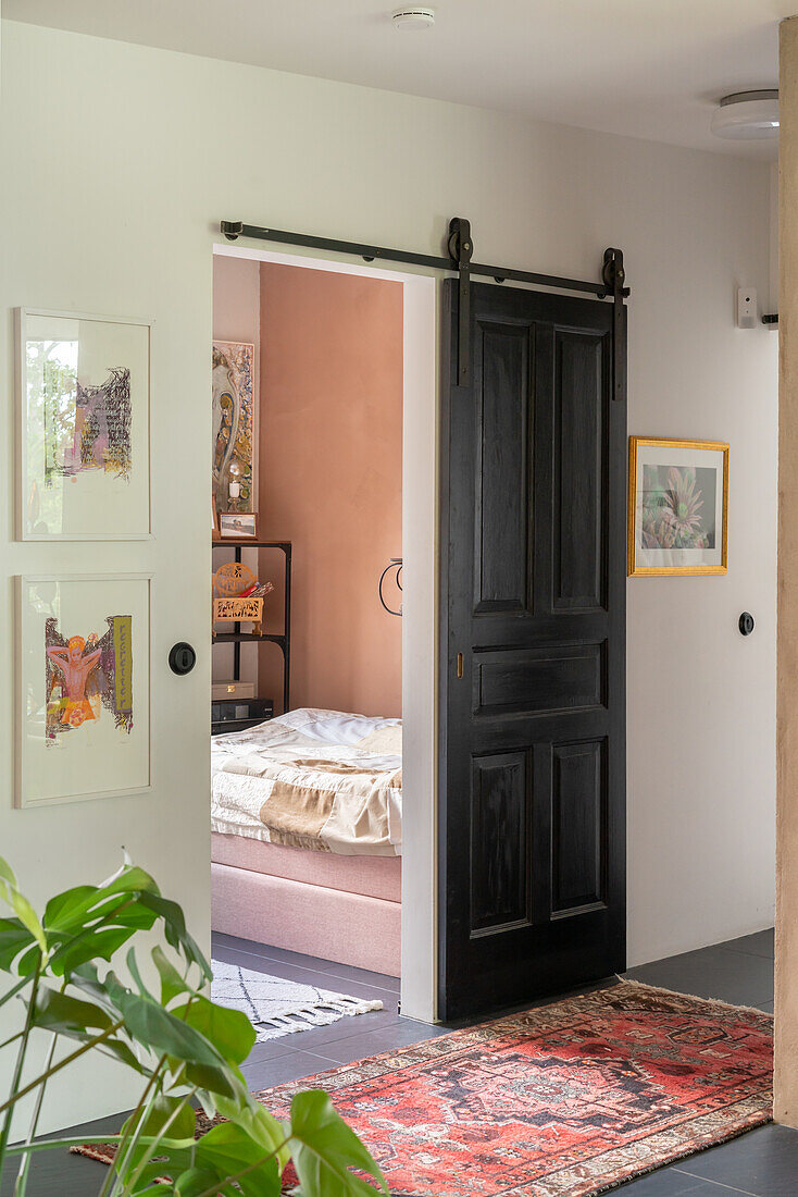 Schiebetür im Landhausstil, Blick in Schlafzimmer mit Wand in Terrakotta