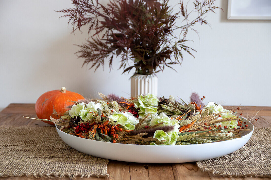 DIY autumn wreath as a table decoration