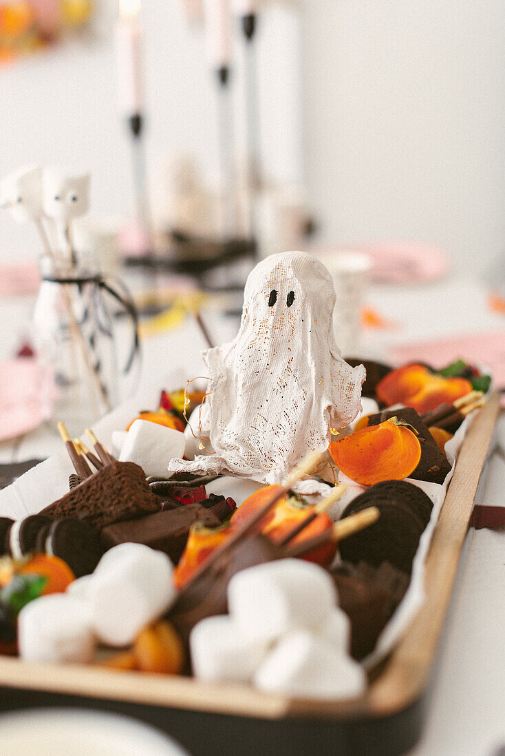 Snacks, und DIY-Geister aus Gips zu Halloween