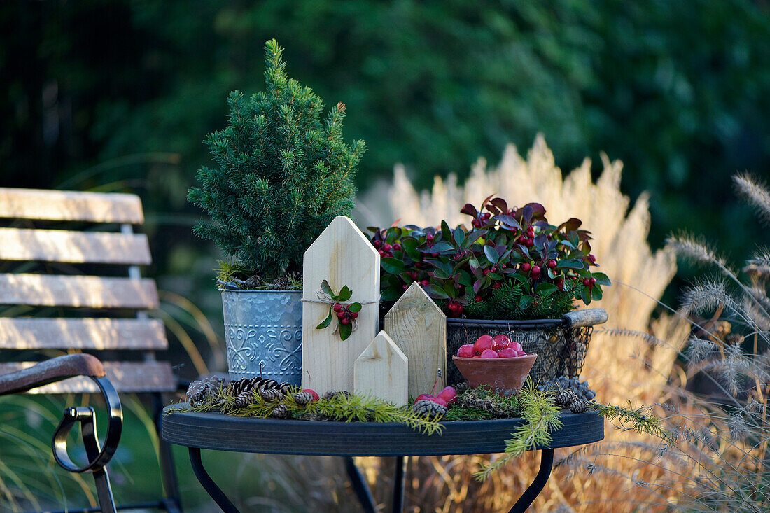 Holzhäuser mit Naturmaterialien auf einem Gartentisch