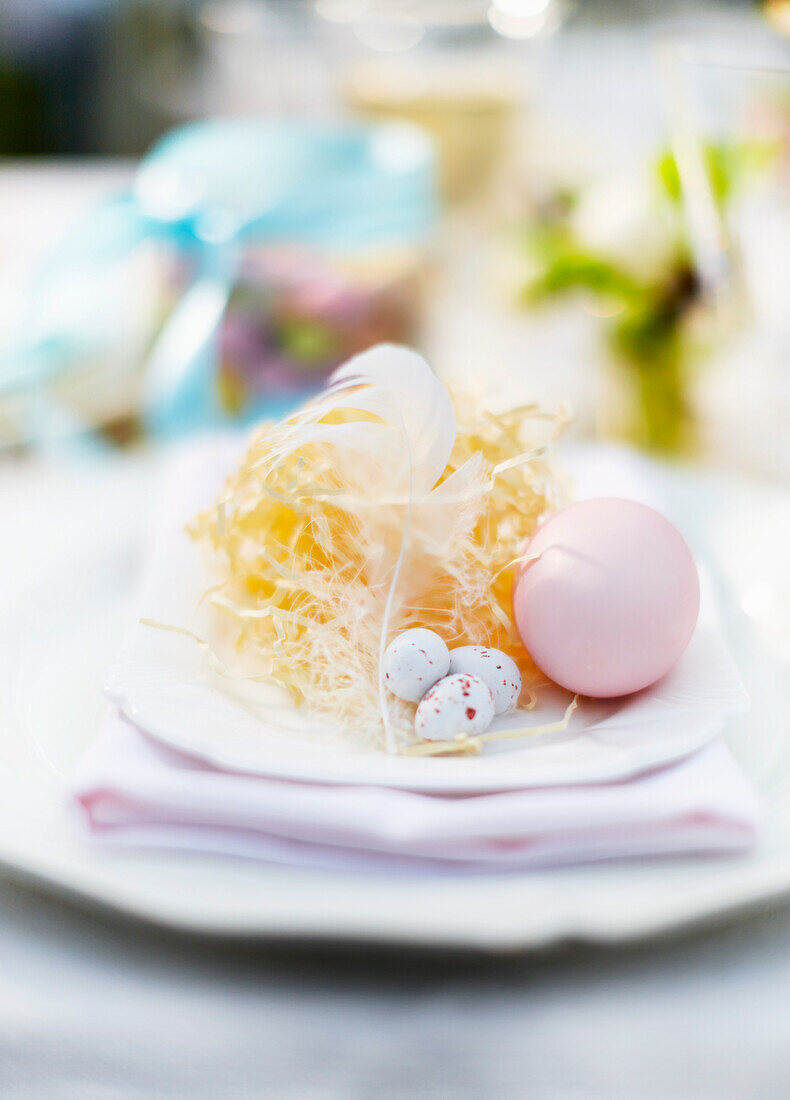 Ostergedeck mit rosa gefärbtem Ei