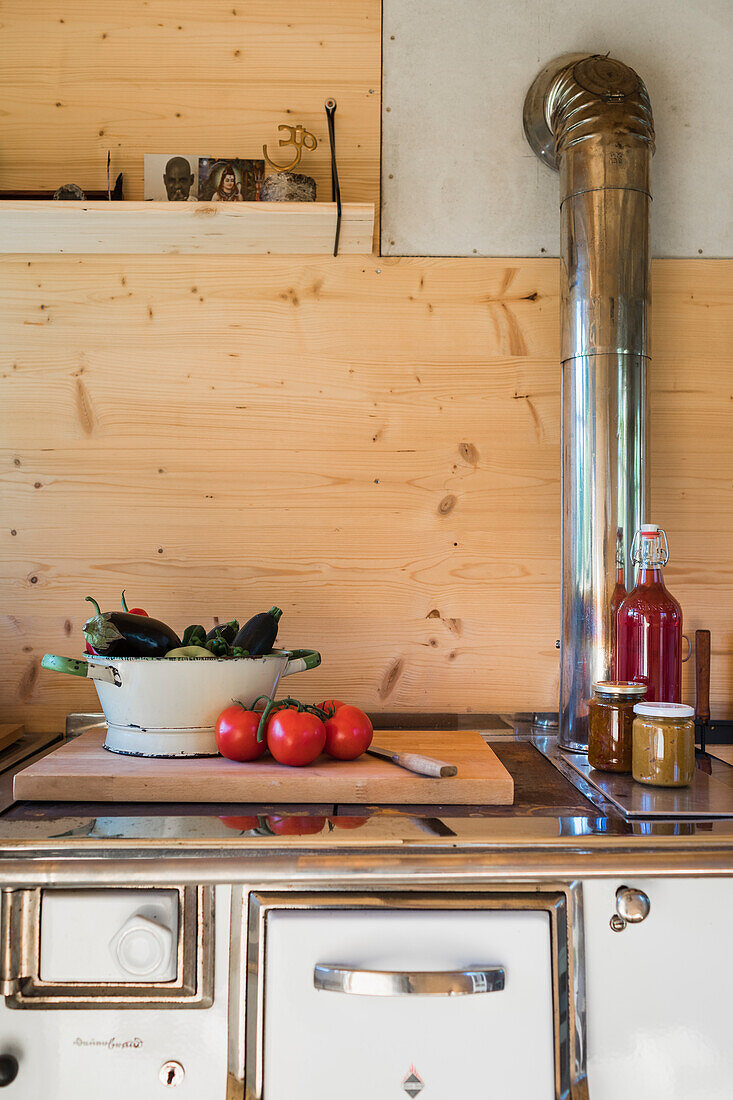 Kleine Küche mit Holzofen in ausgebautem Wohnwagen