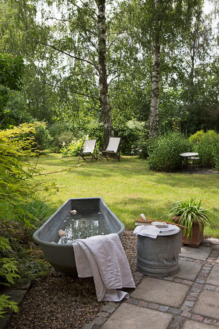 Spa-Bereich mit Zink-Badewanne im Garten