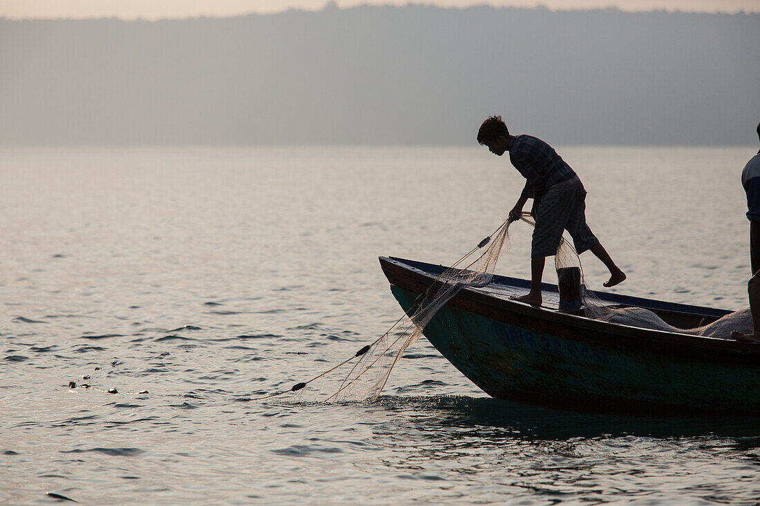 Fischer auf dem Meer, Kambodscha