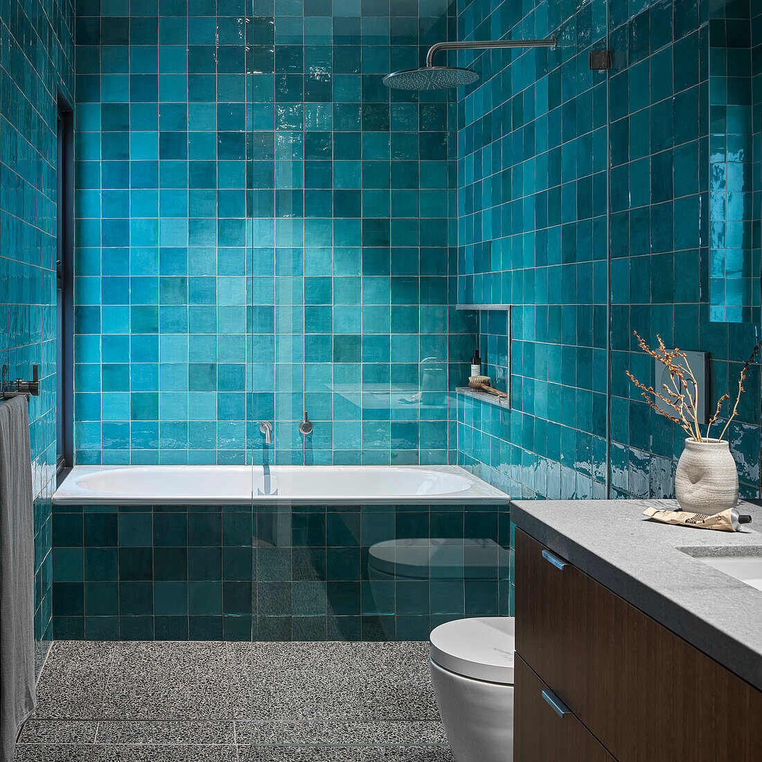 Badezimmer mit blauen Wandfliesen