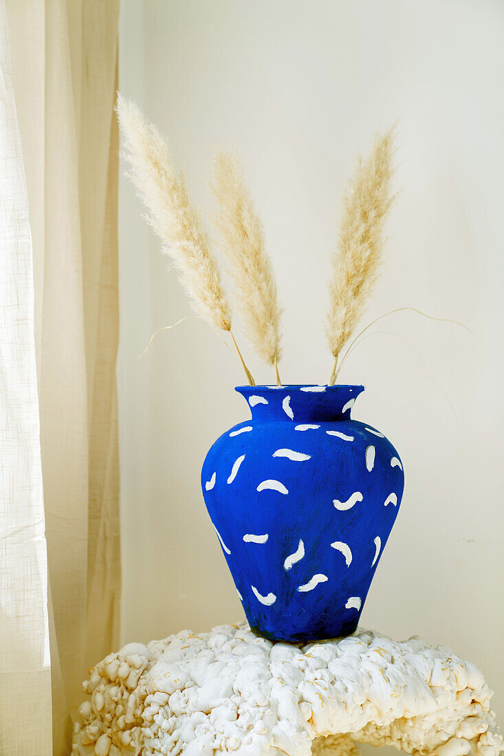 Handbemalte Vase mit Pampasgras
