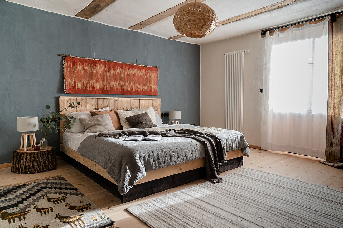 Doppelbett mit Betthaupt aus Holz, Baumscheibe als Nachttisch