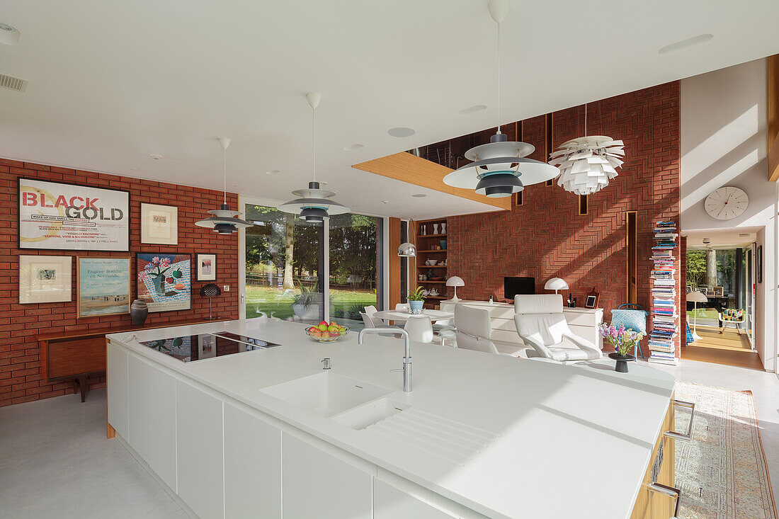 Blick aus offener Küche in luxuriösen Wohnraum im Architektenhaus