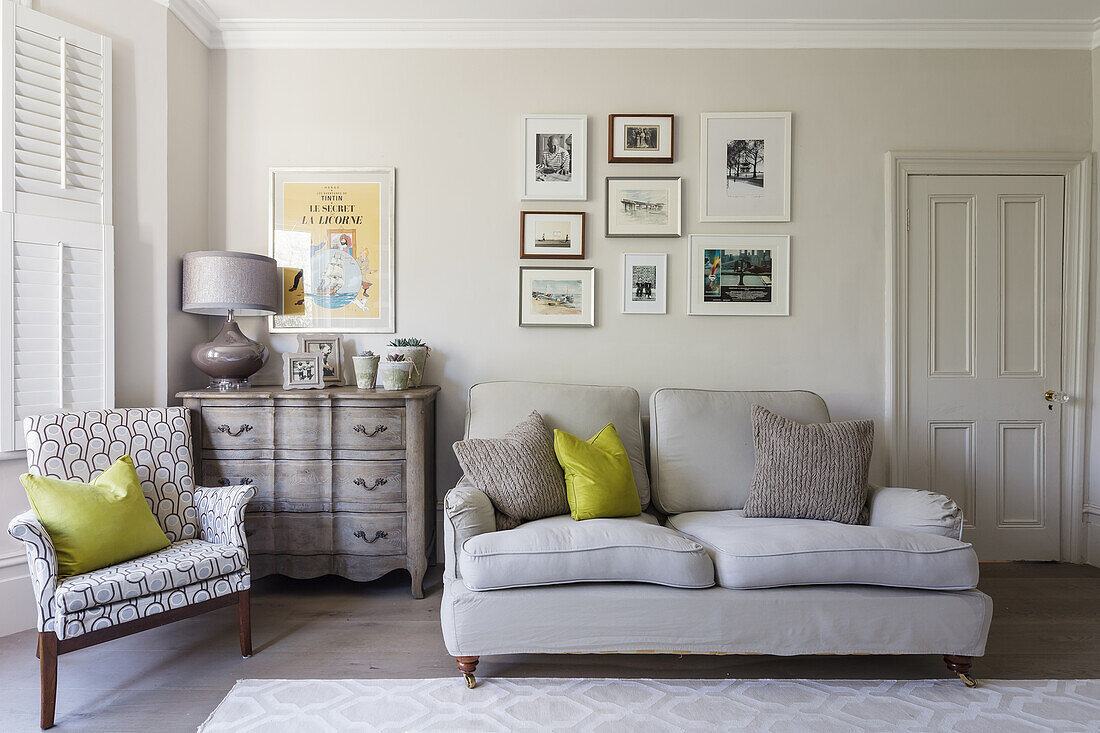 Sessel und Sofa im klassischen Wohnzimmer in Grau