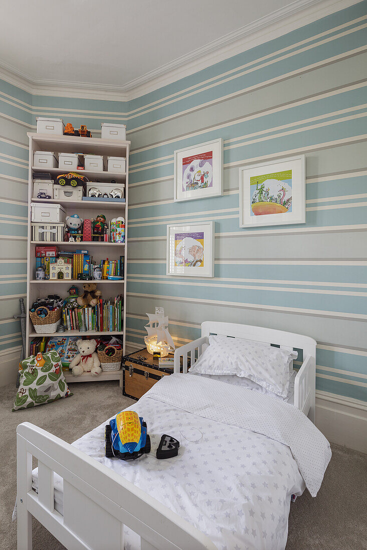 Mitwachsendes Kinderbett im Kinderzimmer mit gestreifter Tapete