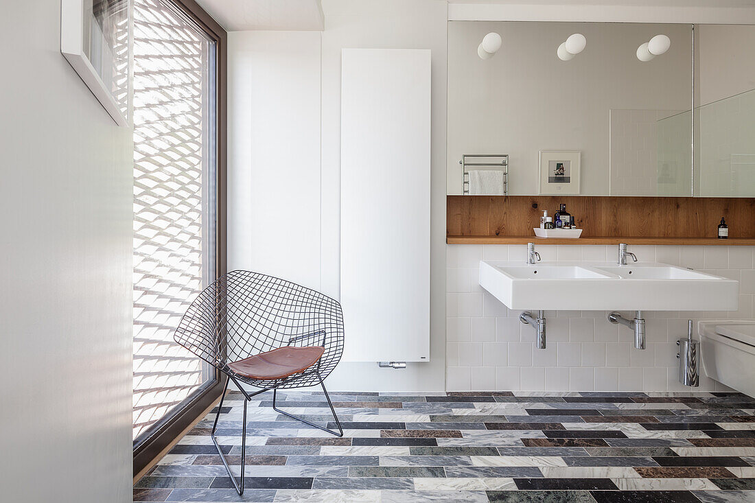 Designerstuhl im modernen Bad mit Doppelwaschbecken
