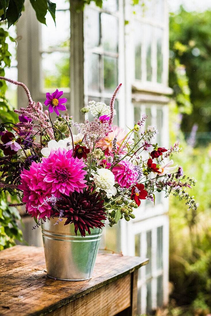 Spätsommerlicher Blumenstrauß auf Gartentisch