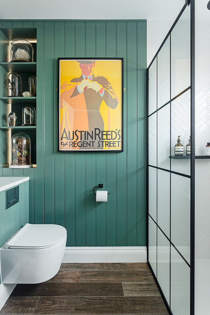 Badezimmer mit grün gestrichener Holzwand und Duschabtrennung im Industriestil