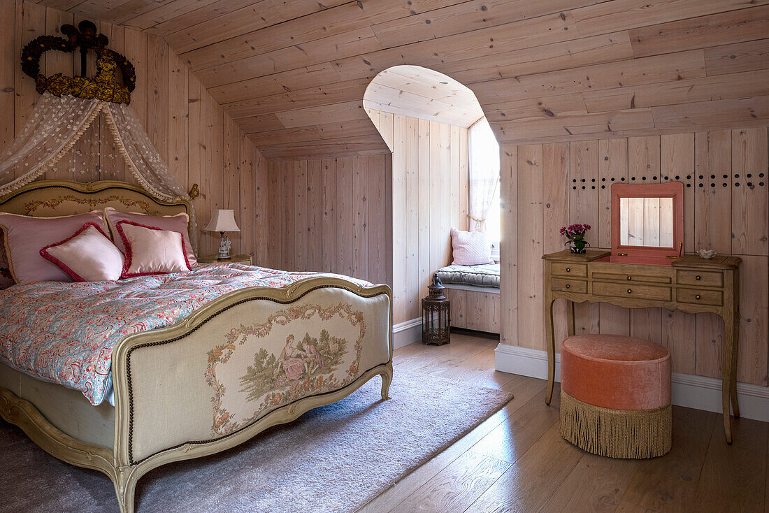 Schlafzimmer im Louis XV-Stil mit vergoldeter Bettkrone und kanadischer Kiefernwandverkleidung