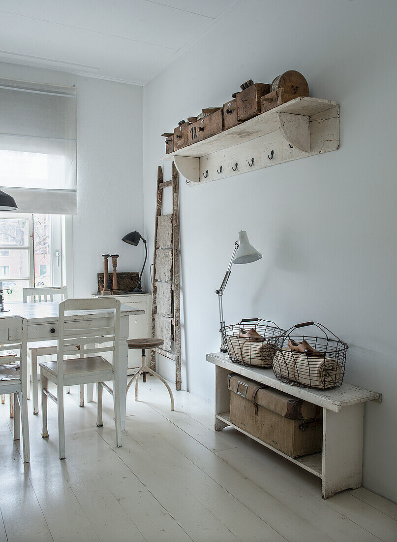 Esszimmer im Vintage-Stil mit weißen Holzmöbeln und Deko-Elementen aus Metall und Holz