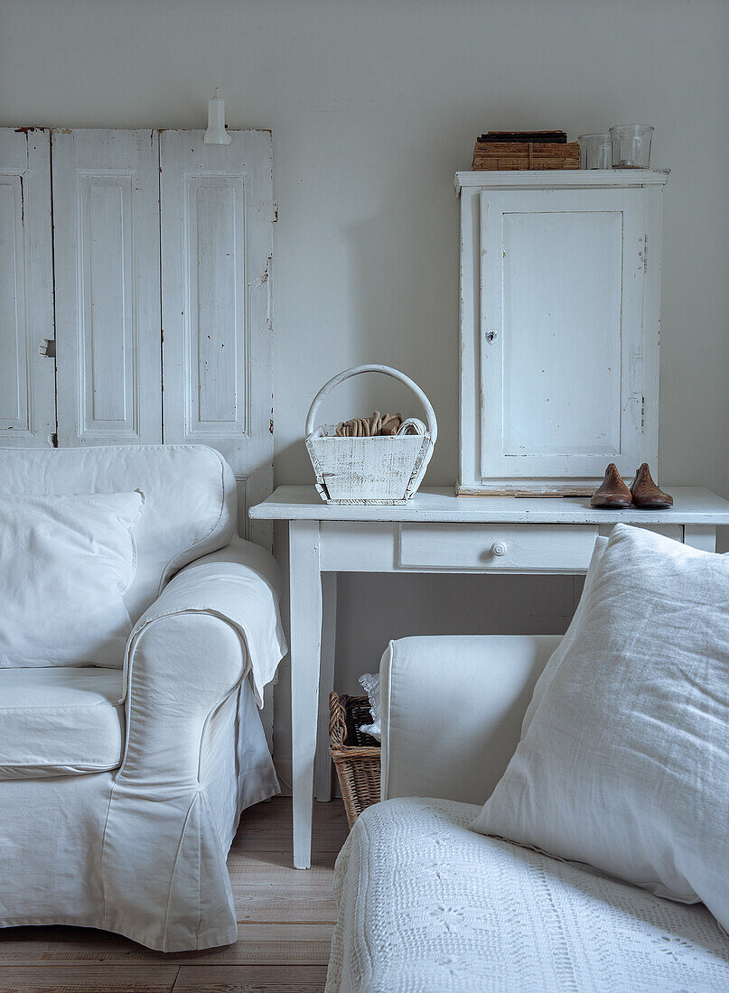 Living room in shabby chic style with white furniture and antique decorations