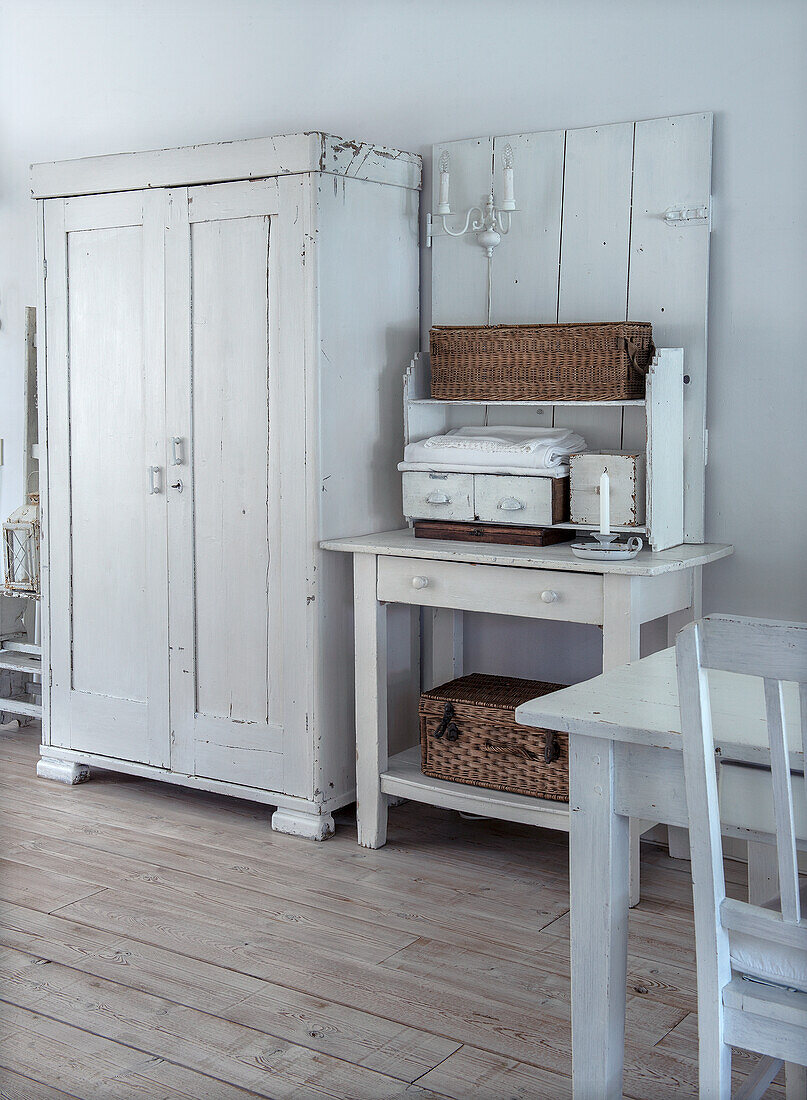 Vintage-Sideboard und Schrank mit Flechtkörben im Landhausstil