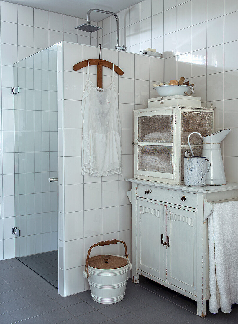 Vintage-Badezimmer mit offener Dusche und weißer Kommode