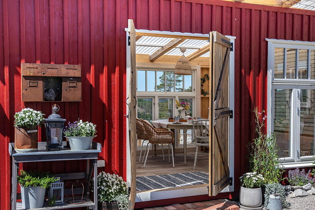 Blick in Gartenhaus mit gedecktem Tisch und Stühlen