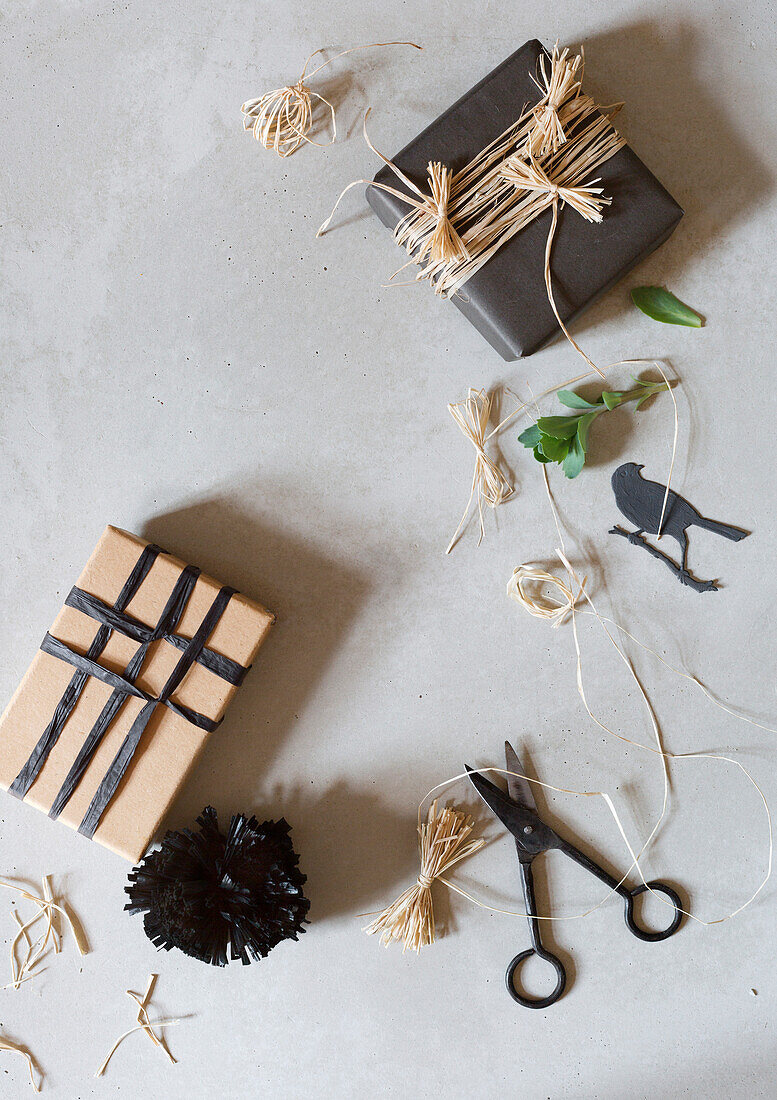 Geschenkverpackung im Naturlook mit Juteband und schwarzen Akzenten