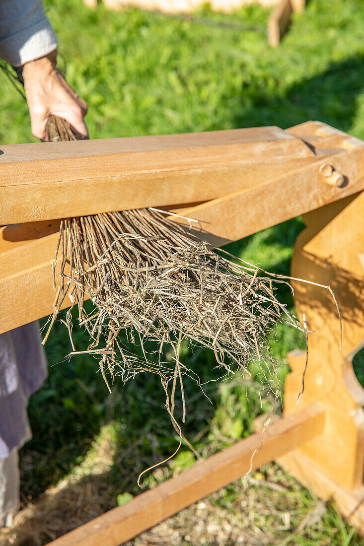 Traditional linen production by breaking the fibres