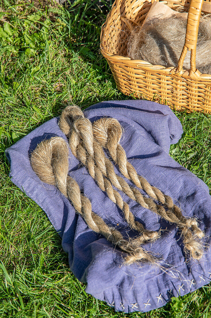 Geflochtener Flachs auf Leinentuch im Garten