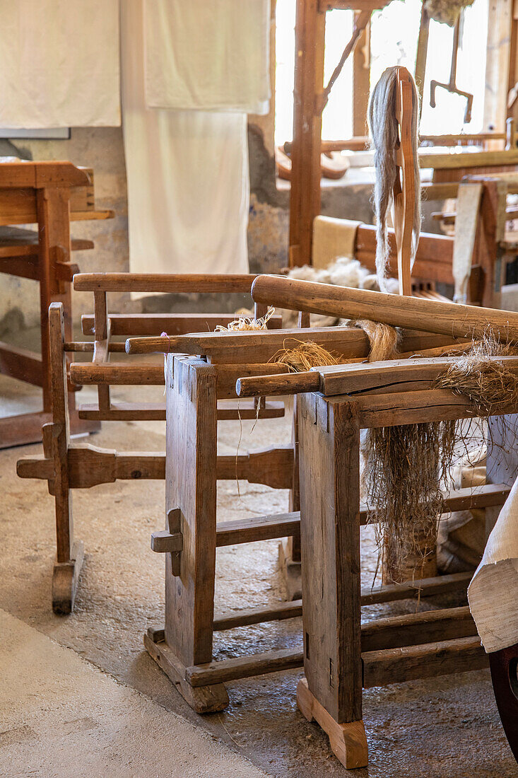 Traditionelle Webstühle und Rohmaterialien in rustikaler Werkstatt