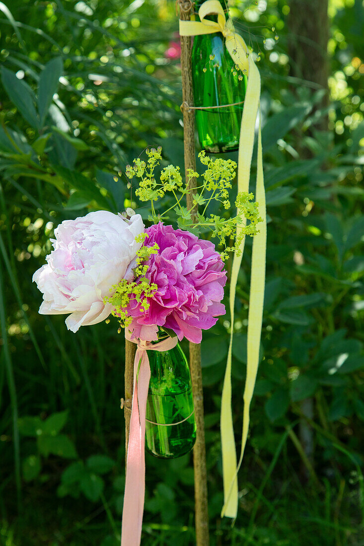 DIY-Blumendeko mit Pfingstrosen (Paeonia) in Glasflaschen