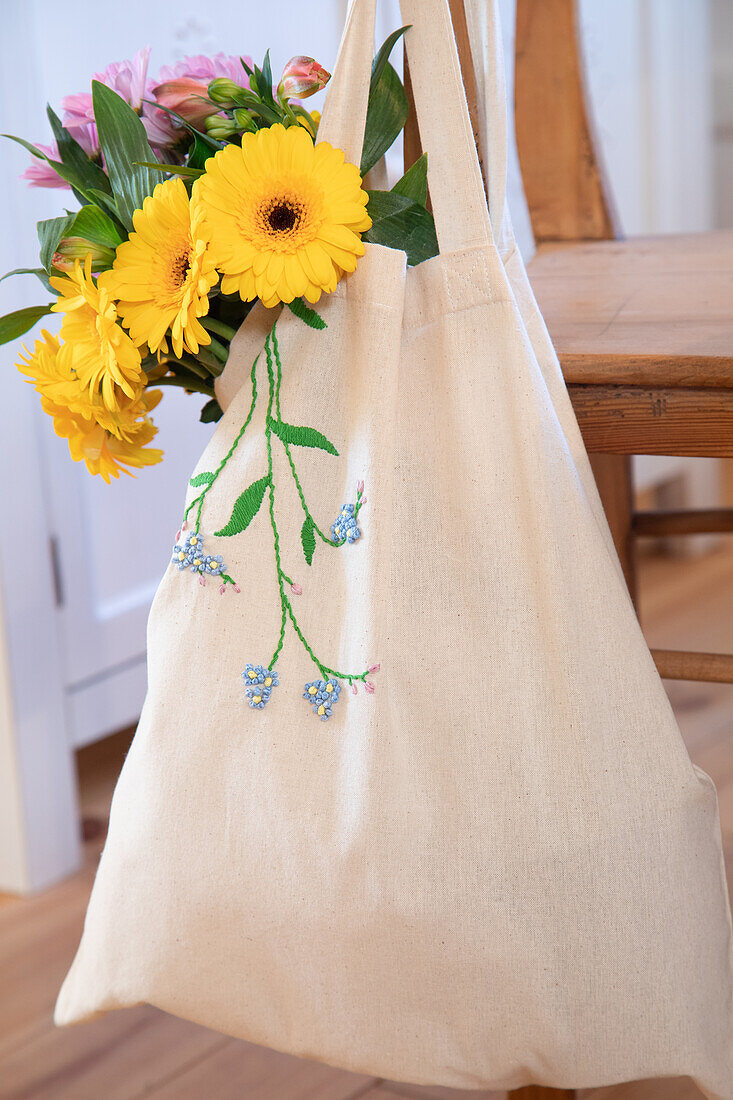 Bestickte Stofftasche mit gelben Gerbera (Gerbera) und rosa Lilien