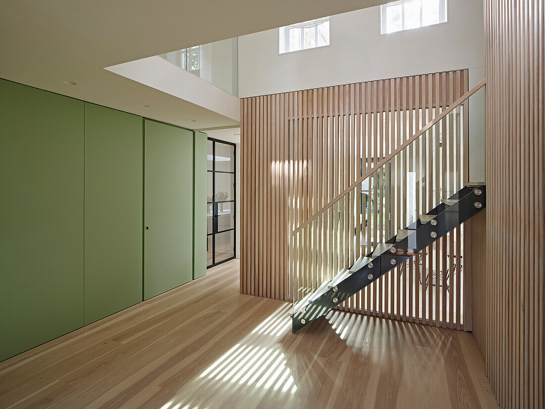 Treppenaufgang und Holzlamellenwand in einem modernen Haus, Dulwich Wood, London