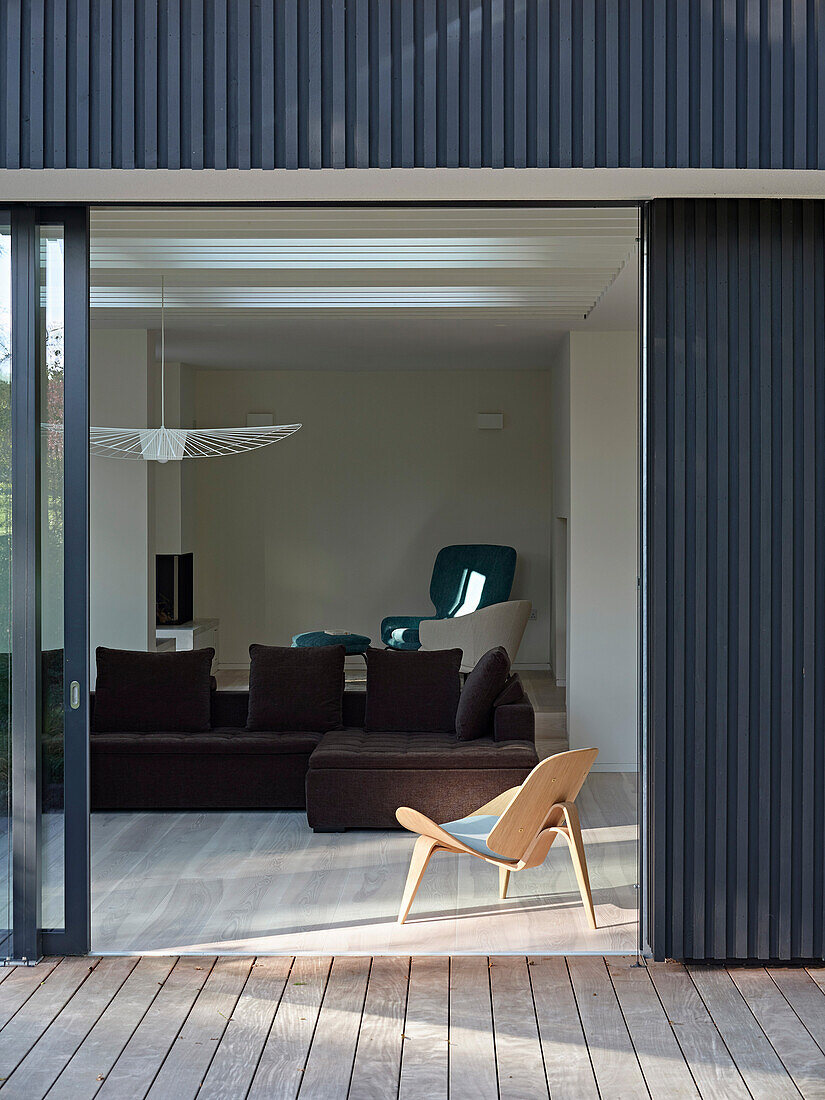 Moderne Terrasse mit Schiebetür, Blick auf den Wohnraum