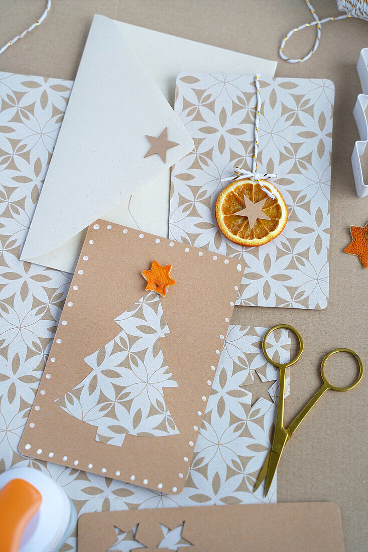 DIY-Weihnachtskarten mit Tannenbaum aus Papier und getrockneter Orangenscheibe