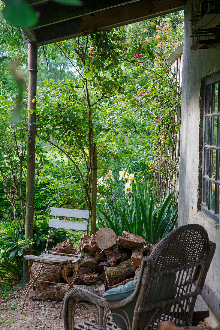 Überdachte Sitzecke mit Gartenblick