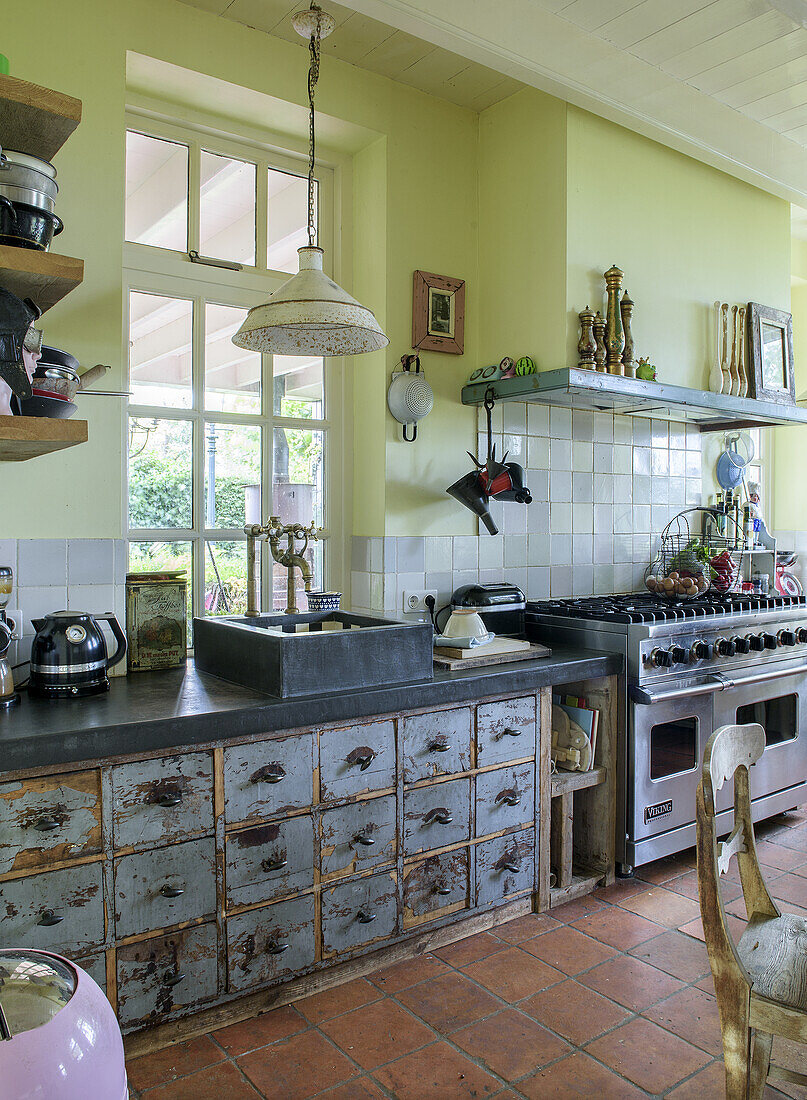 Küche im Landhausstil mit rustikalem Unterschrank und Gasherd