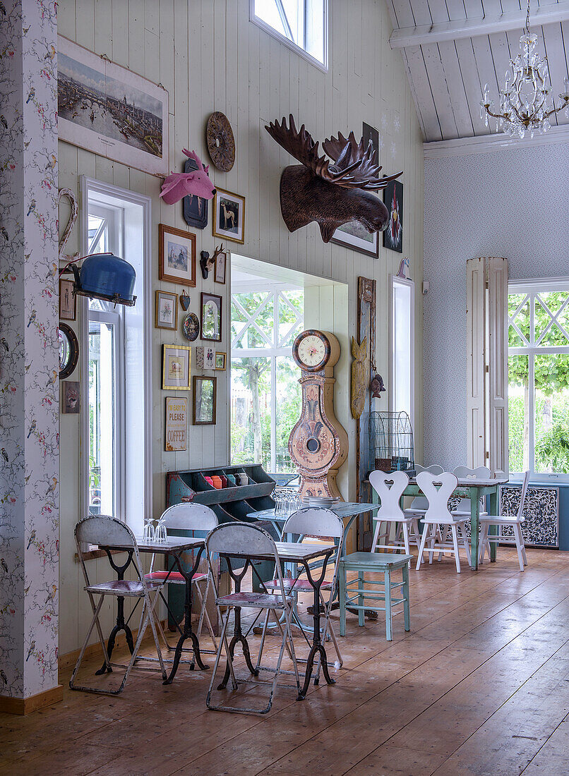 Country-style room with tables and chairs, vintage decorations and wooden floor