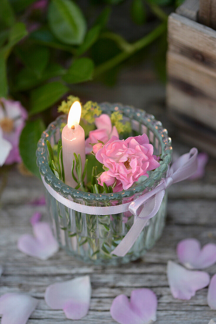 Kerzenglas mit Rosen und Rosmarin